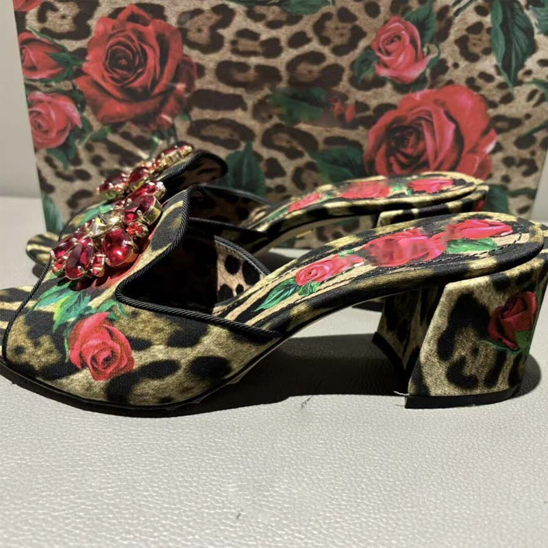 Leopard Print Heels - Klapki damskie na słupku z kwiatowym