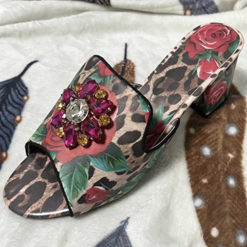 Klapki damskie na słupku z kwi – Leopard Print Heels recenzja i cena