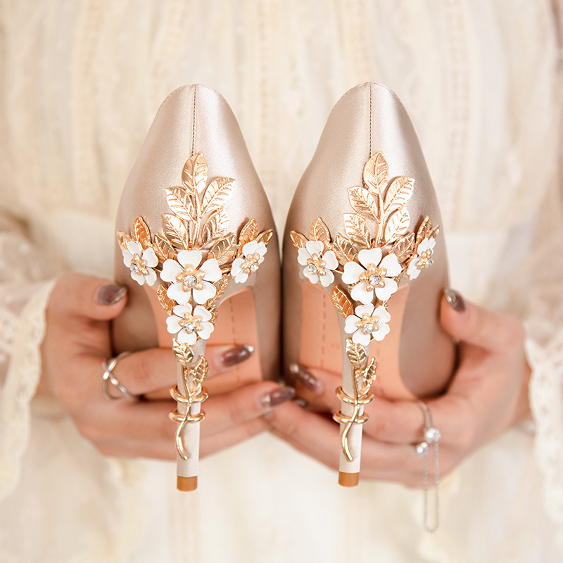 Luksusowe metalowe kwiaty na o – Women Shoes Ysl recenzja i cena